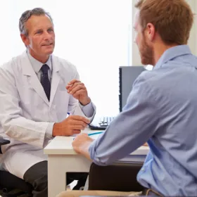 medecin patient DE DOS.