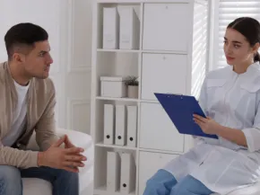 patient et médecin en consultation 