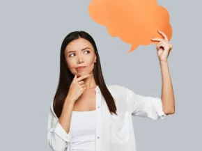 une dame avec un nuage en papier orange 