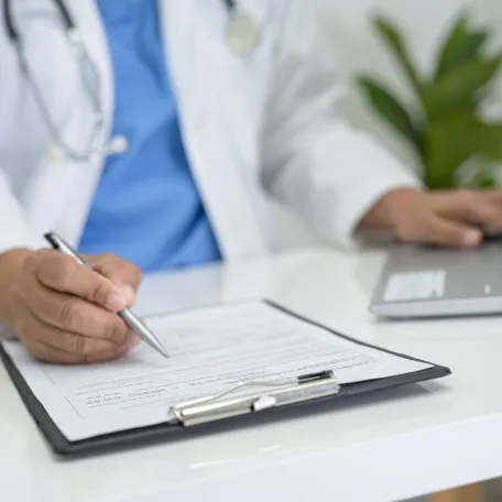 médecin écrivant sur un papier