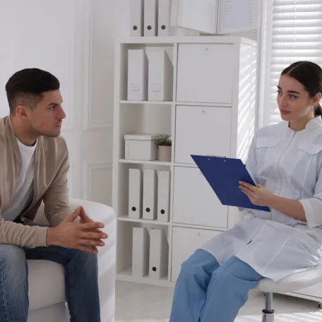 patient et médecin en consultation 