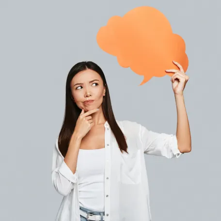 une dame avec un nuage en papier orange 