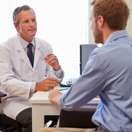 medecin patient DE DOS.